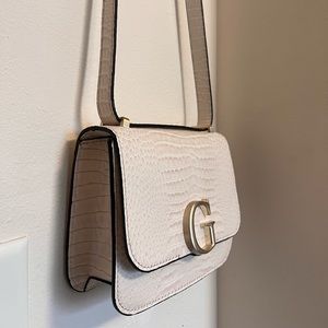 BEIGE WITH GOLD GUESS LONF STRAP BAG